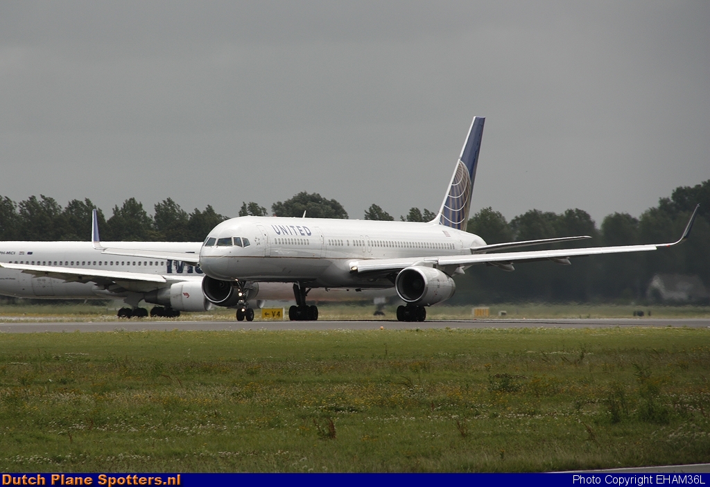 N17128 Boeing 757-200 United Airlines by EHAM36L