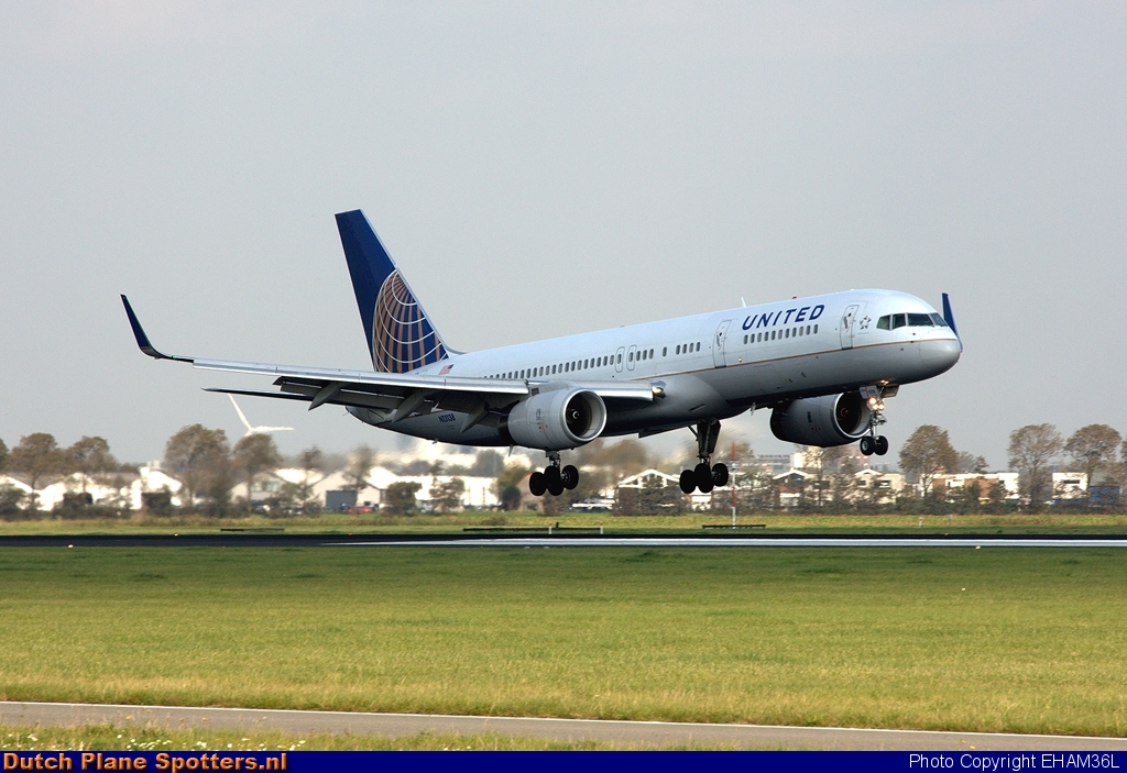 N13138 Boeing 757-200 United Airlines by EHAM36L
