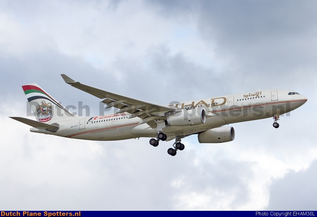 A6-EYI Airbus A330-200 Etihad by EHAM36L
