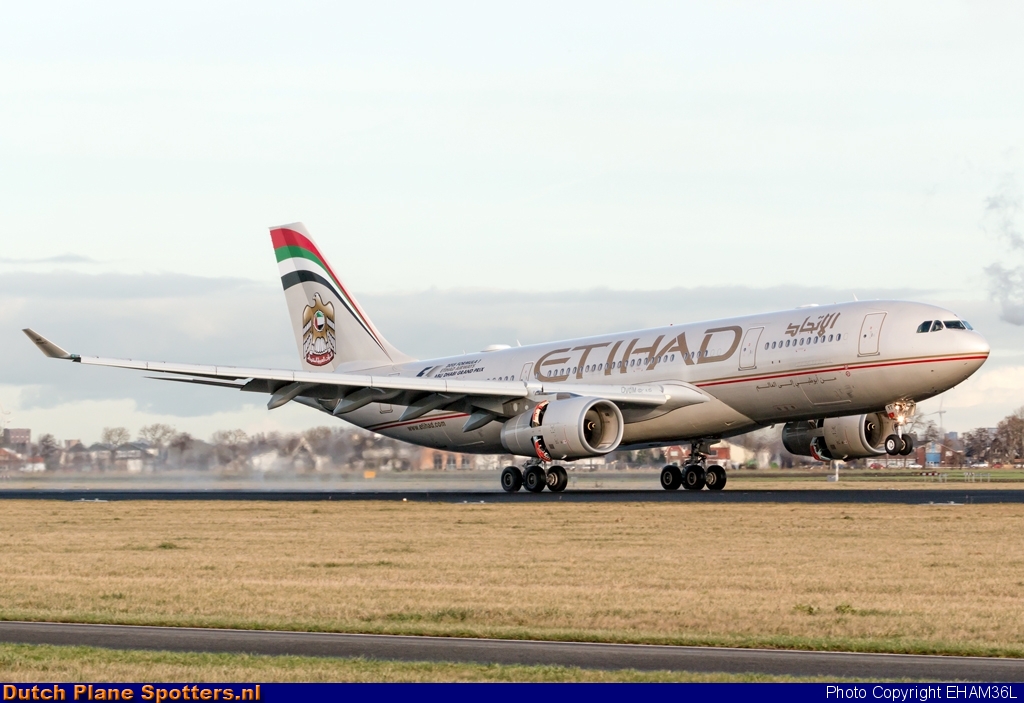 A6-EYT Airbus A330-200 Etihad by EHAM36L