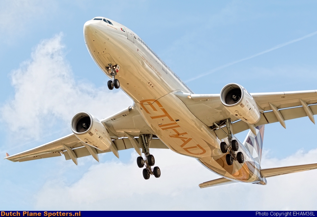 A6-EYK Airbus A330-200 Etihad by EHAM36L