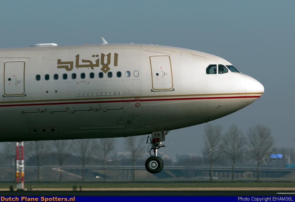 A6-EYS Airbus A330-200 Etihad by EHAM36L