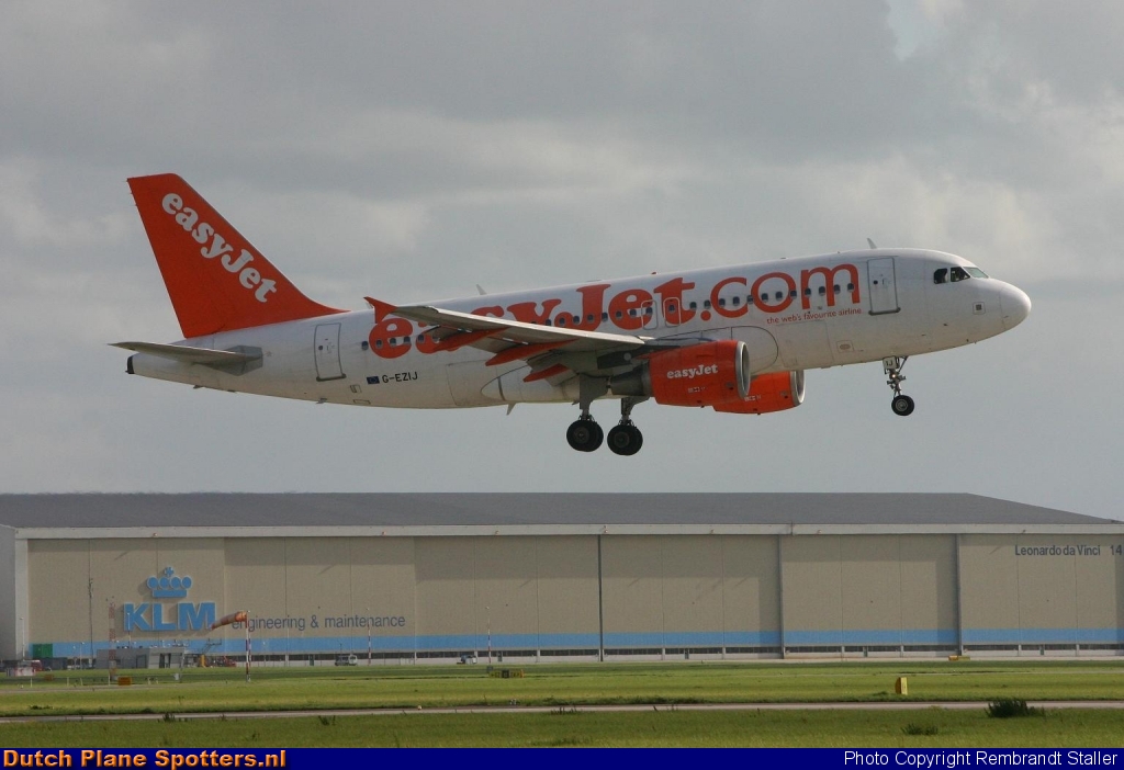 G-EZIJ Airbus A319 easyJet by Rembrandt Staller