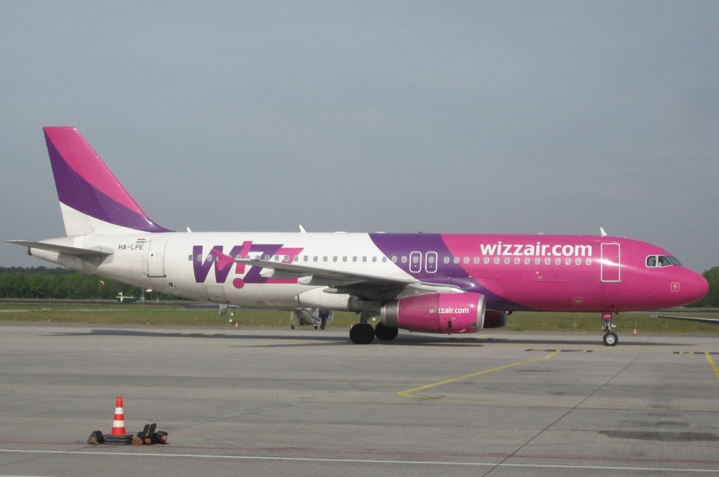 HA-LPE Airbus A320 Wizz Air by Jeroen