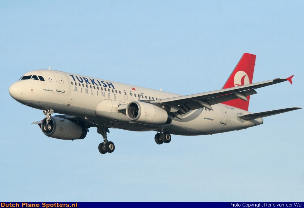 TC-JPC Airbus A320 Turkish Airlines by Rene van der Wal
