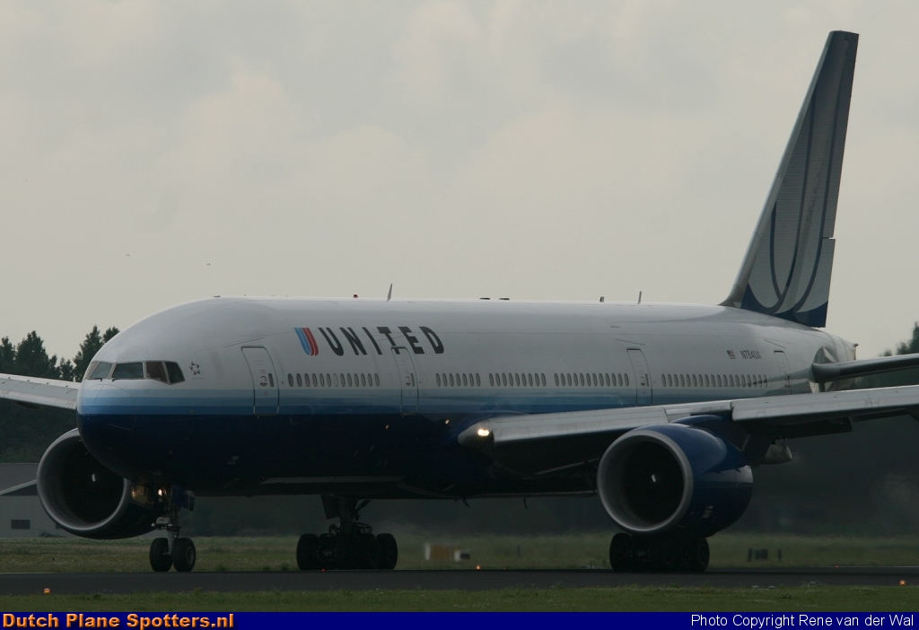 N784UA Boeing 777-200 United Airlines by Rene van der Wal