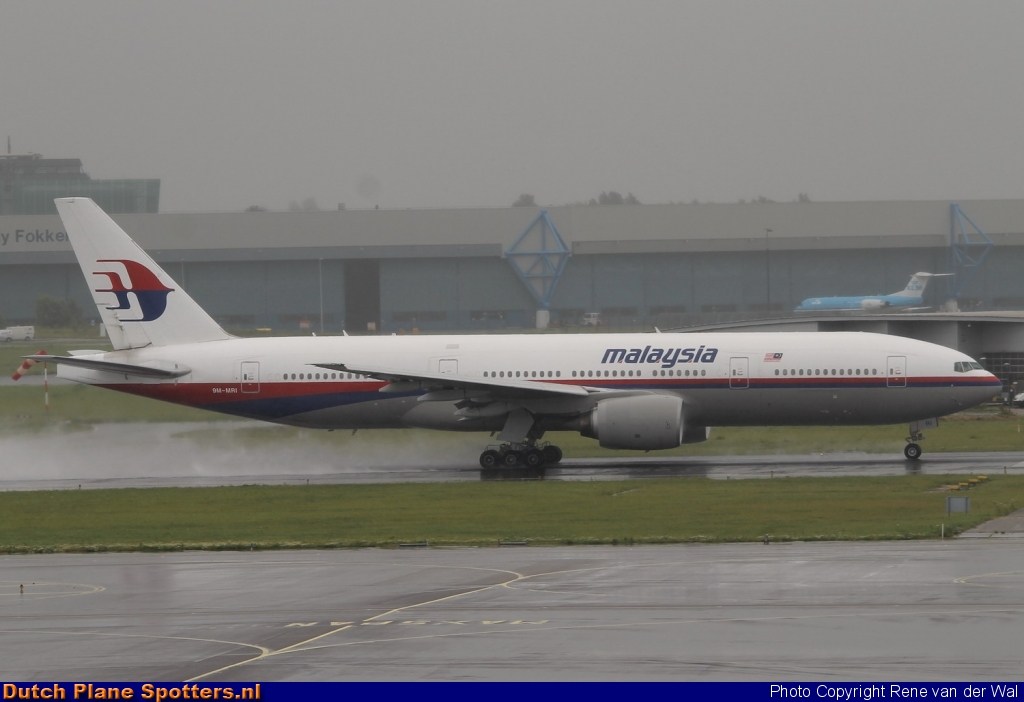 9M-MRI Boeing 777-200 Malaysia Airlines by Rene van der Wal