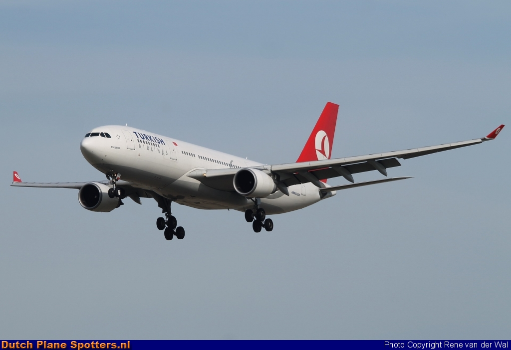 TC-JNG Airbus A330-200 Turkish Airlines by Rene van der Wal