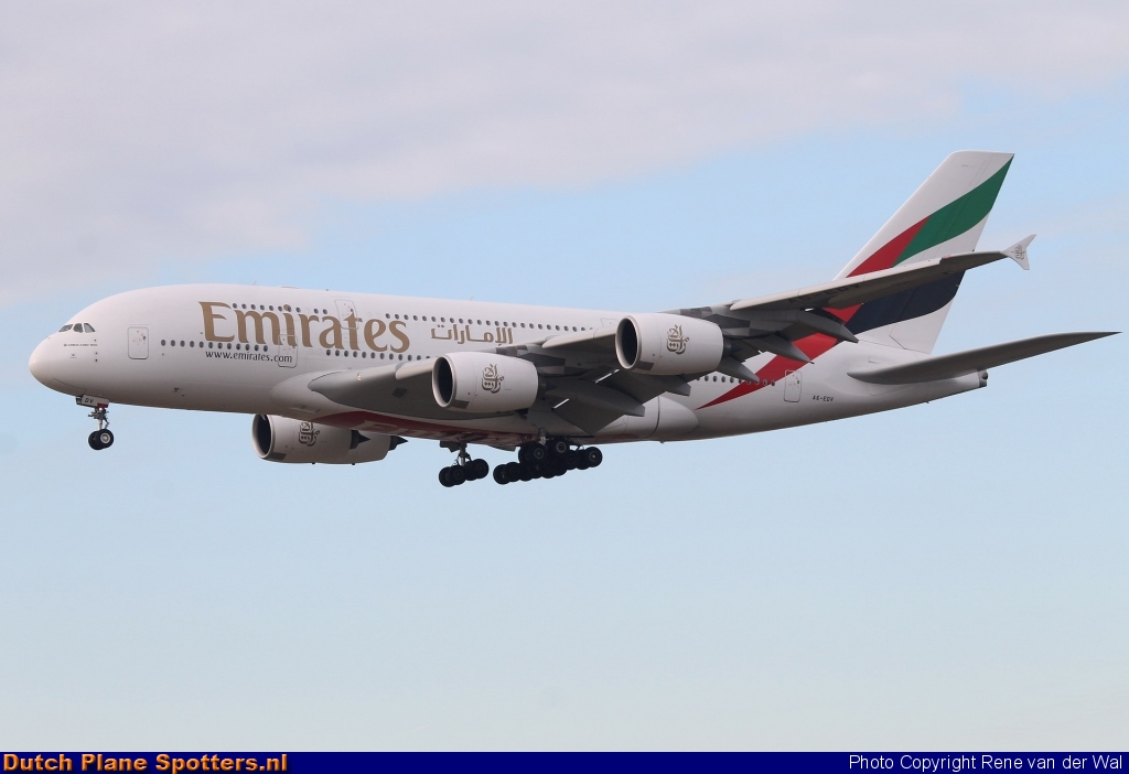 A6-EDV Airbus A380-800 Emirates by Rene van der Wal