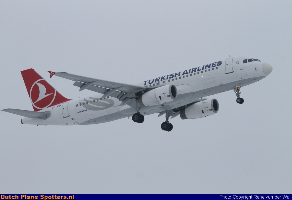 TC-JPB Airbus A320 Turkish Airlines by Rene van der Wal