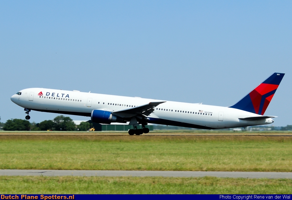 N825MH Boeing 767-400 Delta Airlines by Rene van der Wal