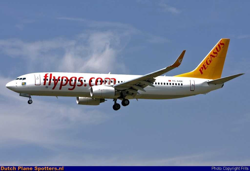 TC-AAN Boeing 737-800 Pegasus by Frits