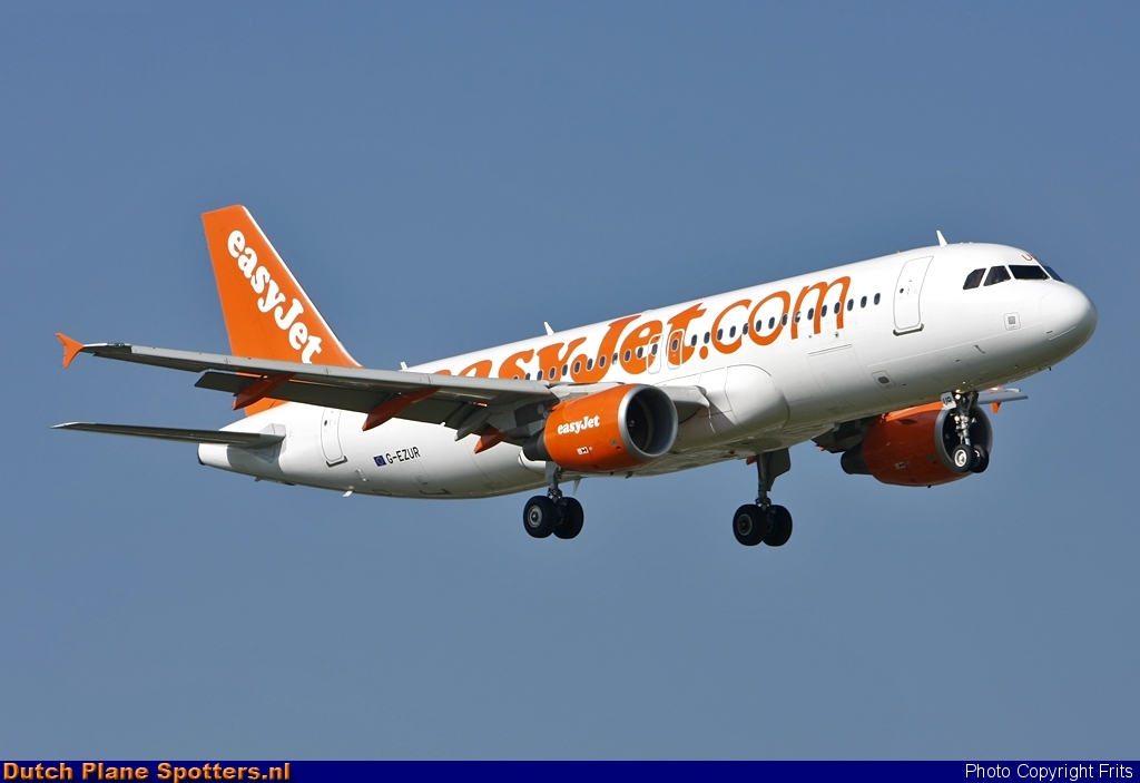 G-EZUR Airbus A320 easyJet by Frits