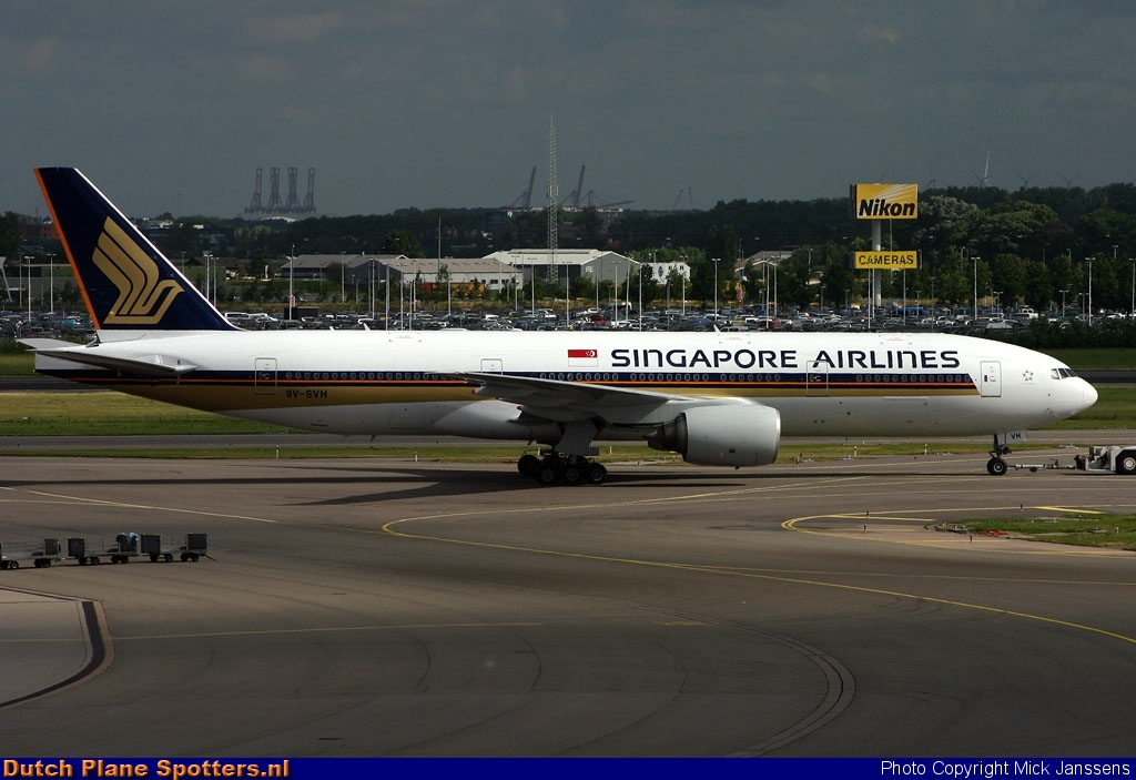 9V-SVH Boeing 777-200 Singapore Airlines by Mick Janssens