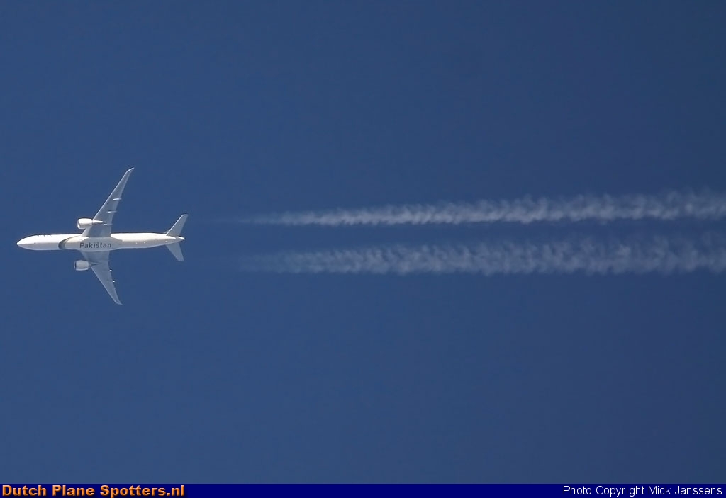 AP-BID Boeing 777-300 PIA Pakistan International Airlines by Mick Janssens
