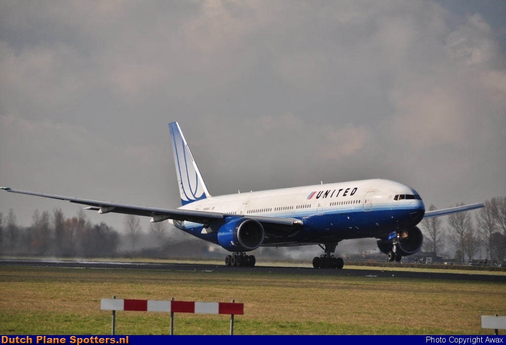 N769UA Boeing 777-200 United Airlines by Awax