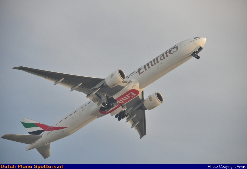 A6-EBK Boeing 777-300 Emirates by Awax