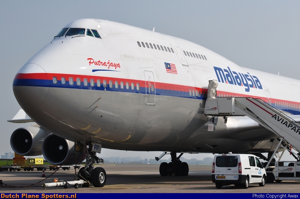 9M-MPP Boeing 747-400 Malaysia Airlines by Awax