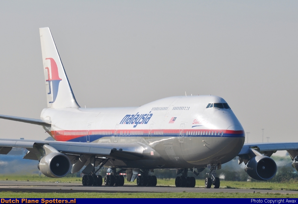 9M-MPB Boeing 747-400 Malaysia Airlines by Awax