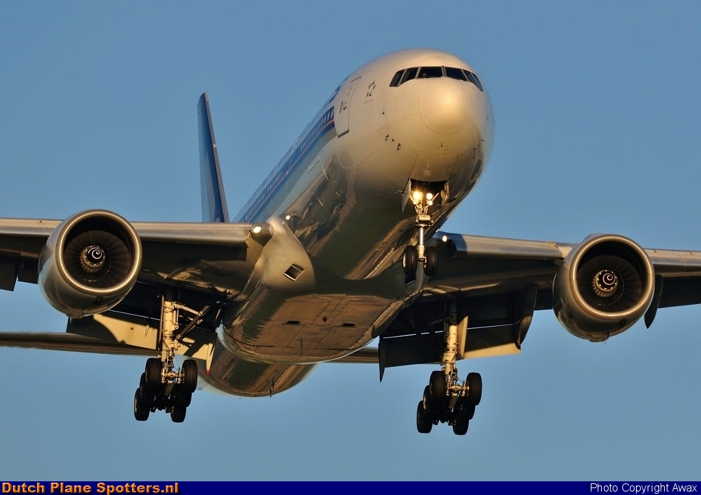 9V-SVE Boeing 777-200 Singapore Airlines by Awax