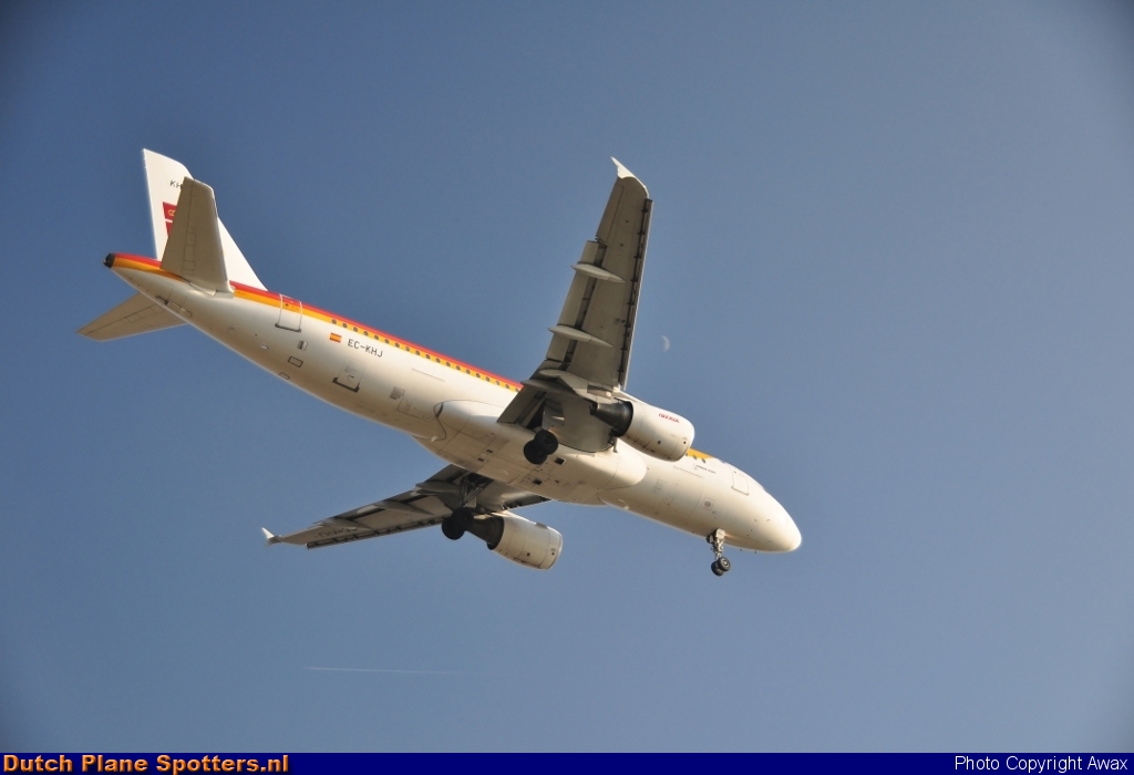 EC-KHJ Airbus A320 Iberia by Awax