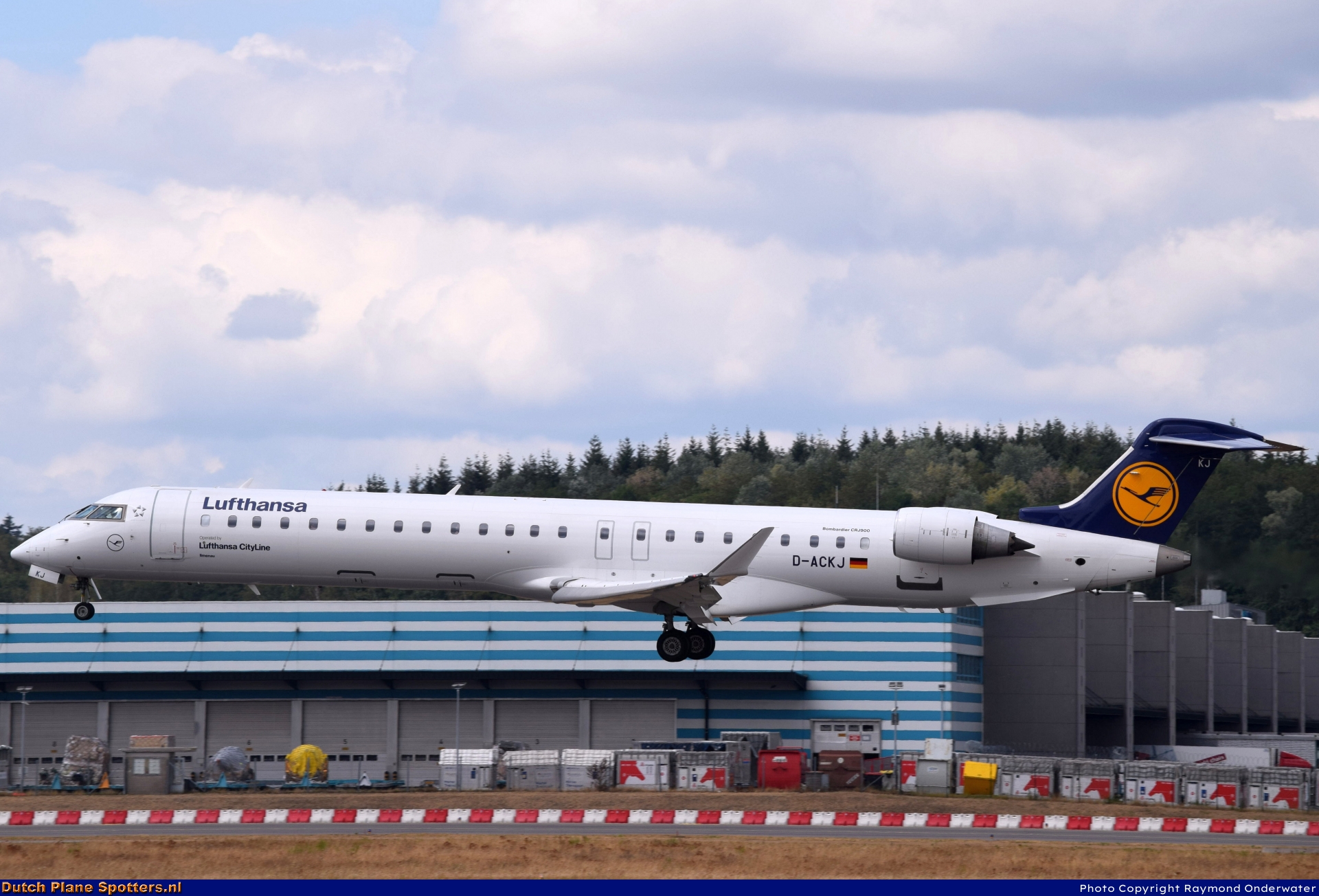 D-ACKJ Bombardier Canadair CRJ900 CityLine (Lufthansa Regional) by Raymond Onderwater