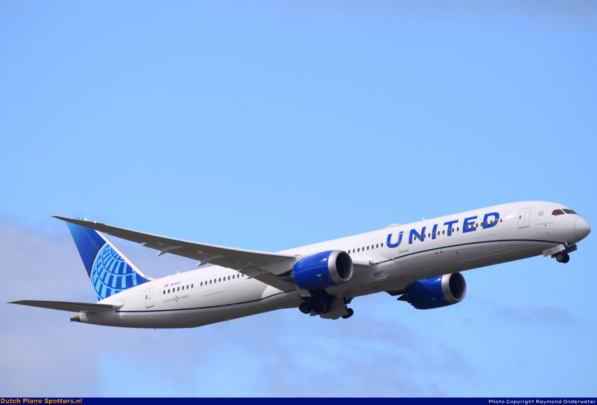 N13013 Boeing 787-10 Dreamliner United Airlines by Raymond Onderwater