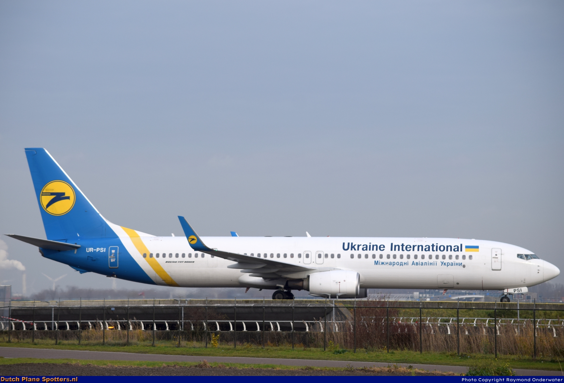 UR-PSI Boeing 737-900 Ukraine International Airlines by Raymond Onderwater