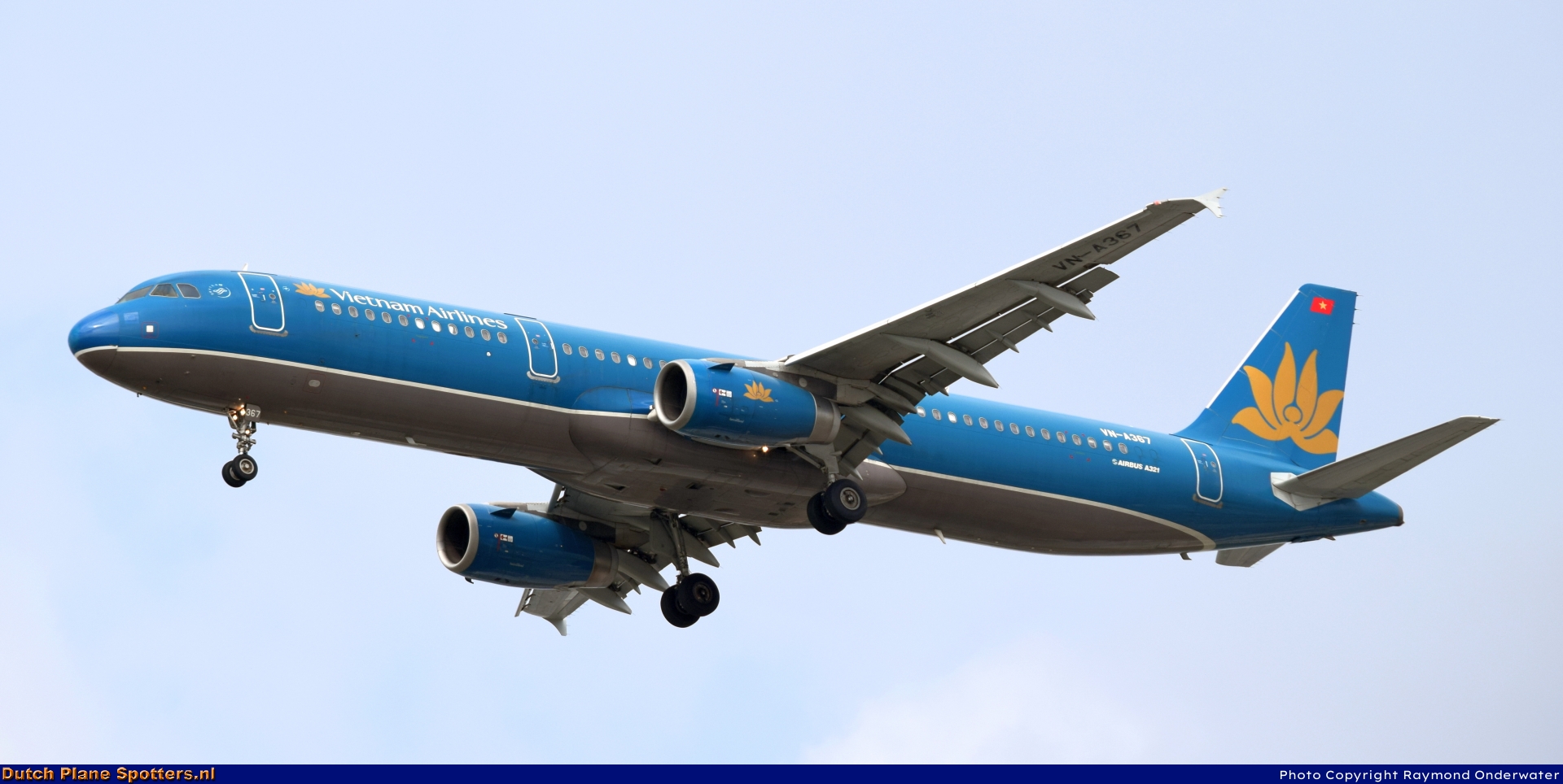 VN-A367 Airbus A321 Vietnam Airlines by Raymond Onderwater