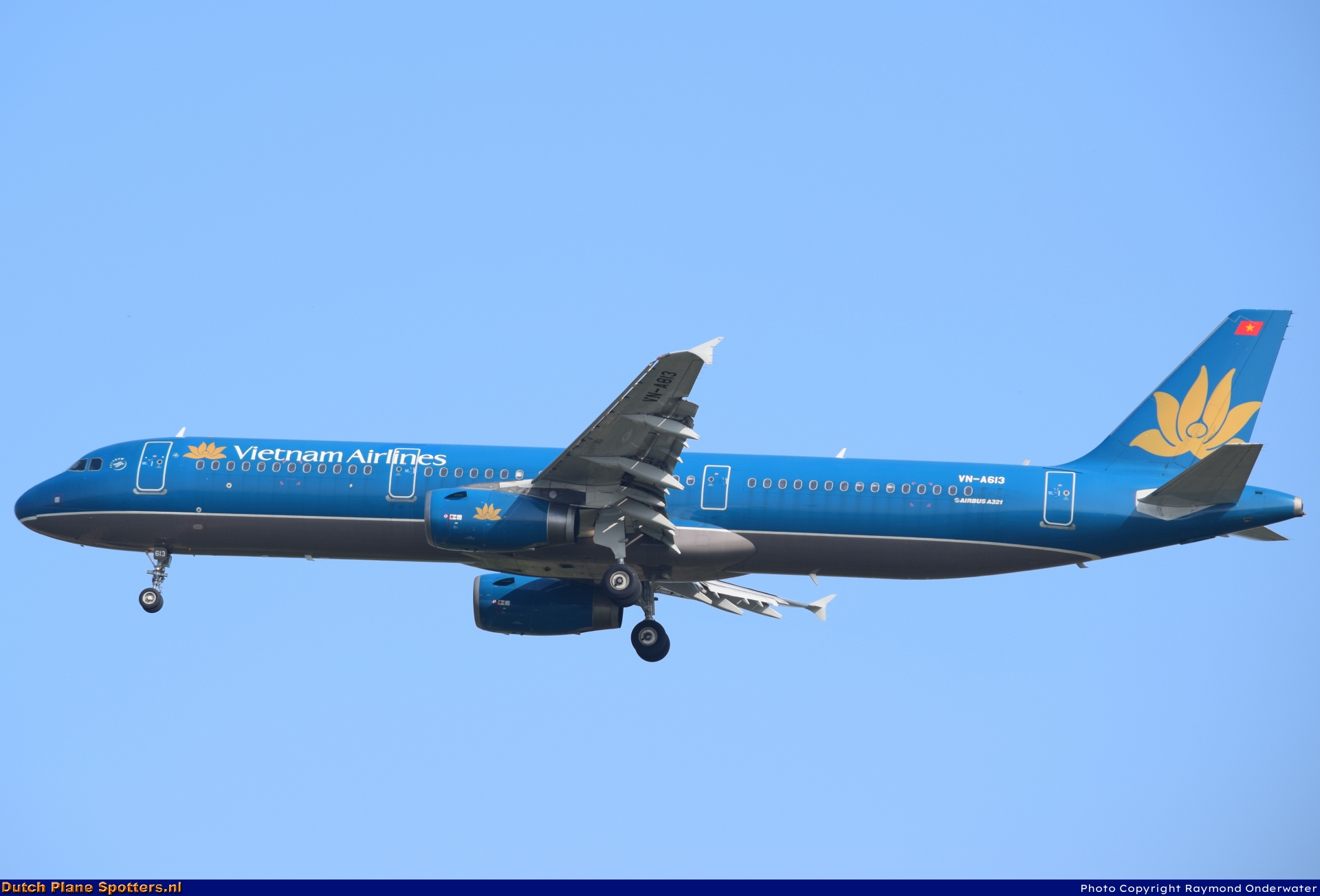 VN-A613 Airbus A321 Vietnam Airlines by Raymond Onderwater