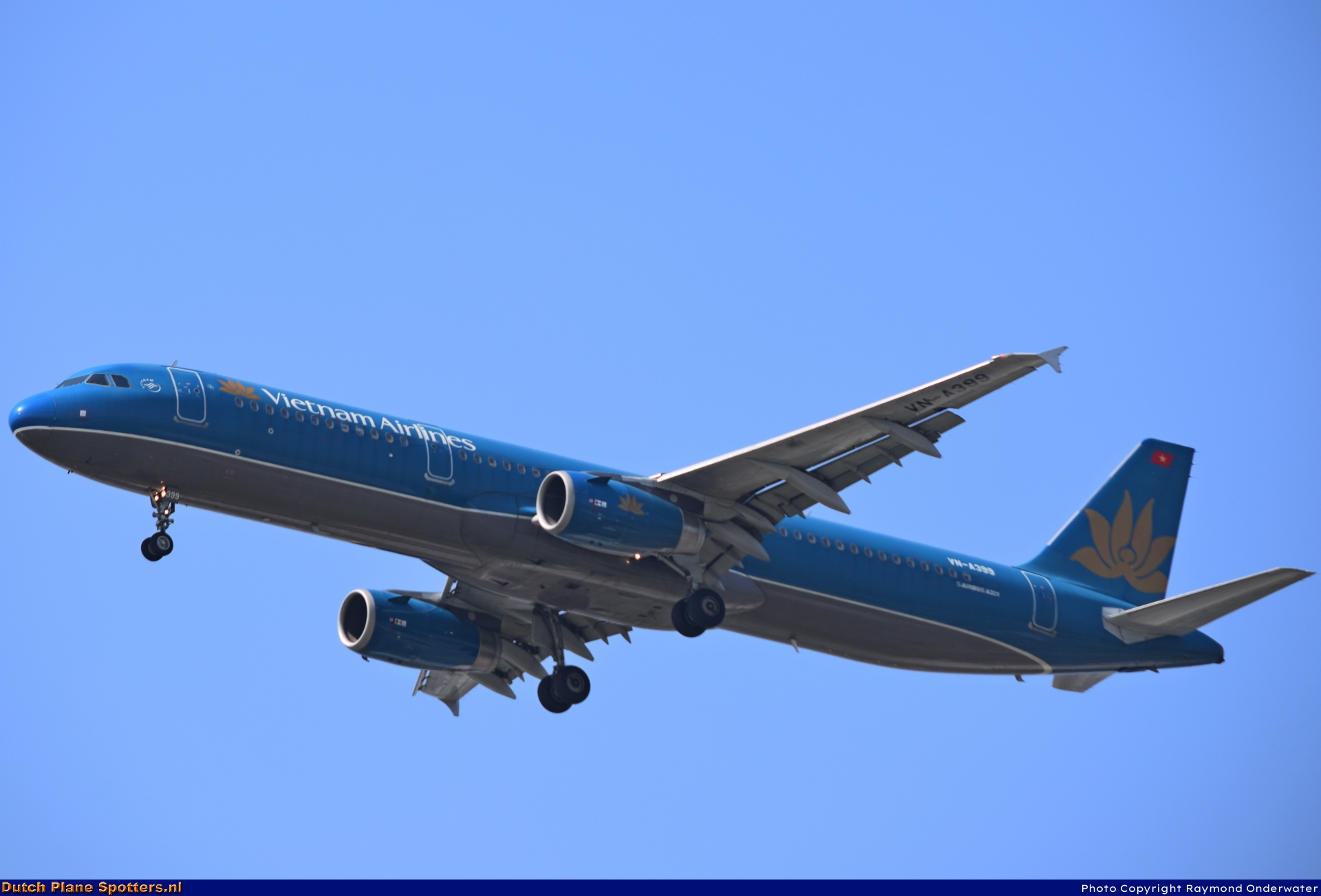 VN-A399 Airbus A321 Vietnam Airlines by Raymond Onderwater