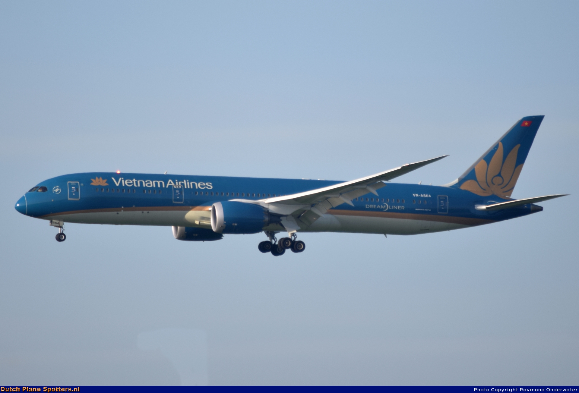 VN-A864 Boeing 787-9 Dreamliner Vietnam Airlines by Raymond Onderwater