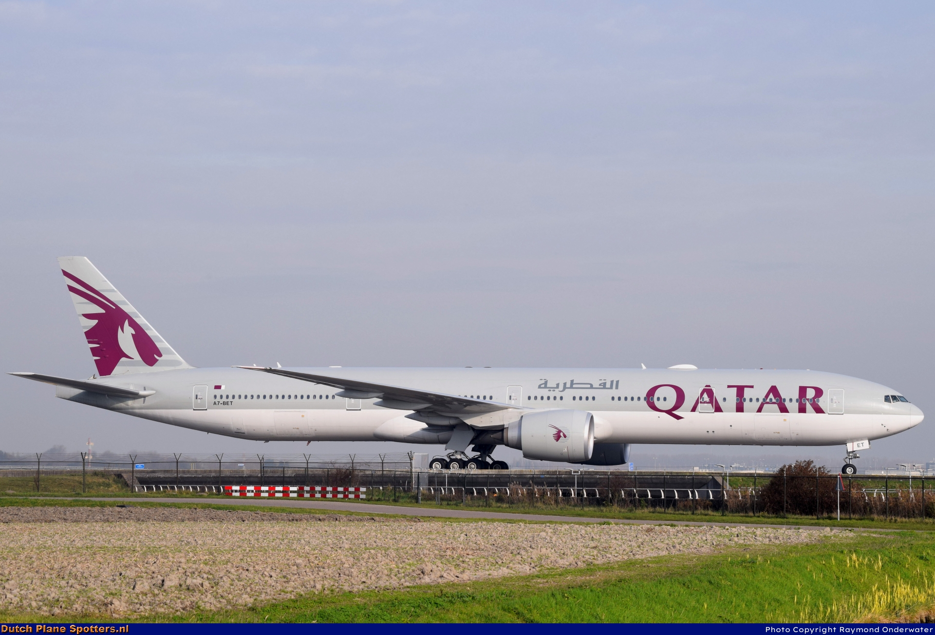 A7-BET Boeing 777-300 Qatar Airways by Raymond Onderwater