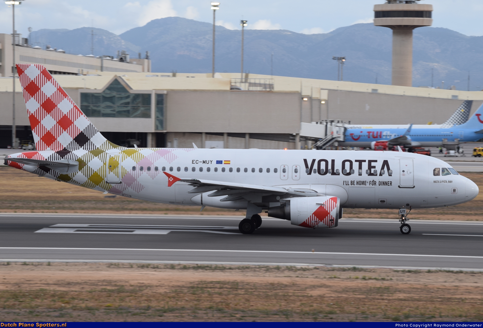 EC-MUY Airbus A319 Volotea Airlines by Raymond Onderwater