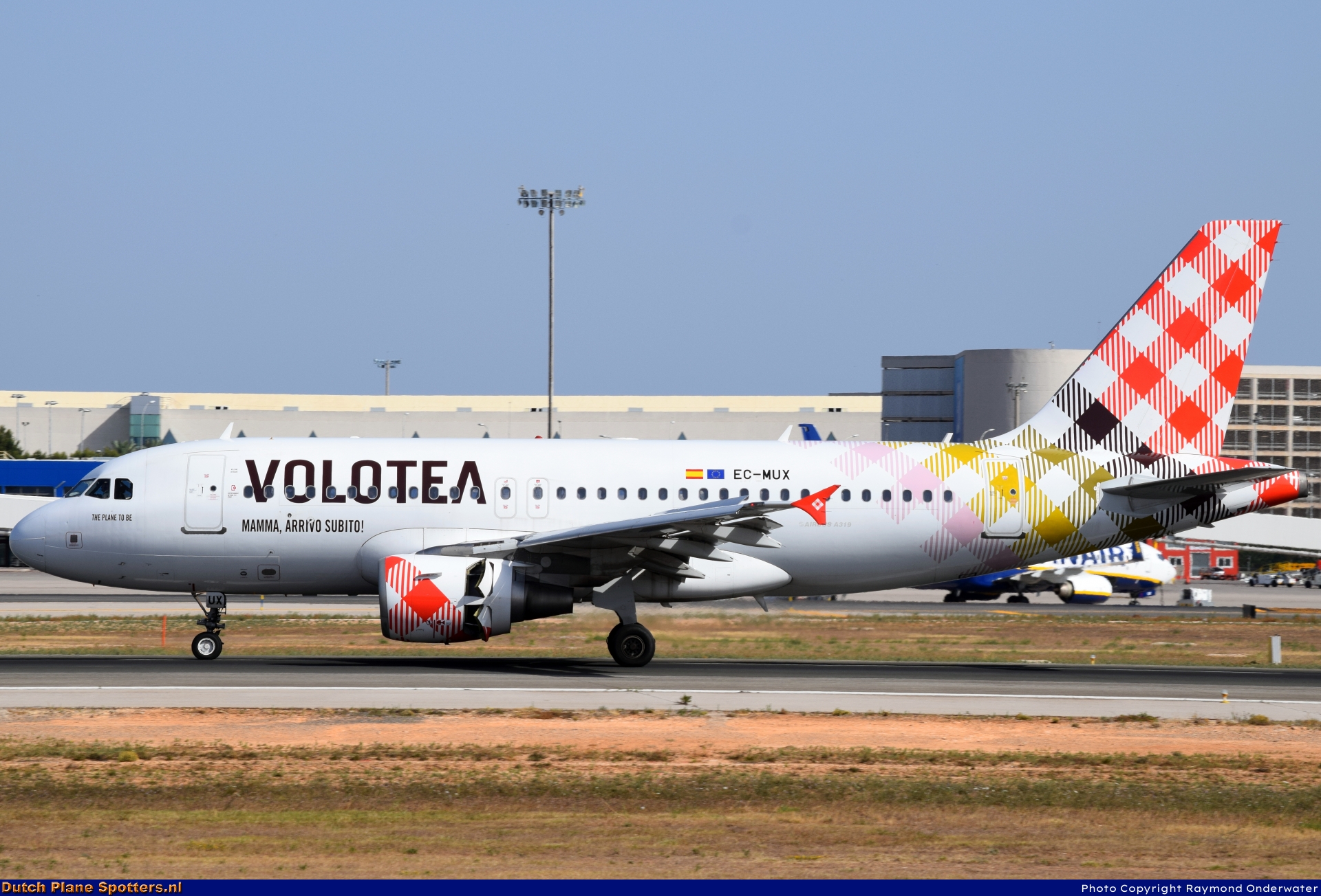 EC-MUX Airbus A319 Volotea Airlines by Raymond Onderwater