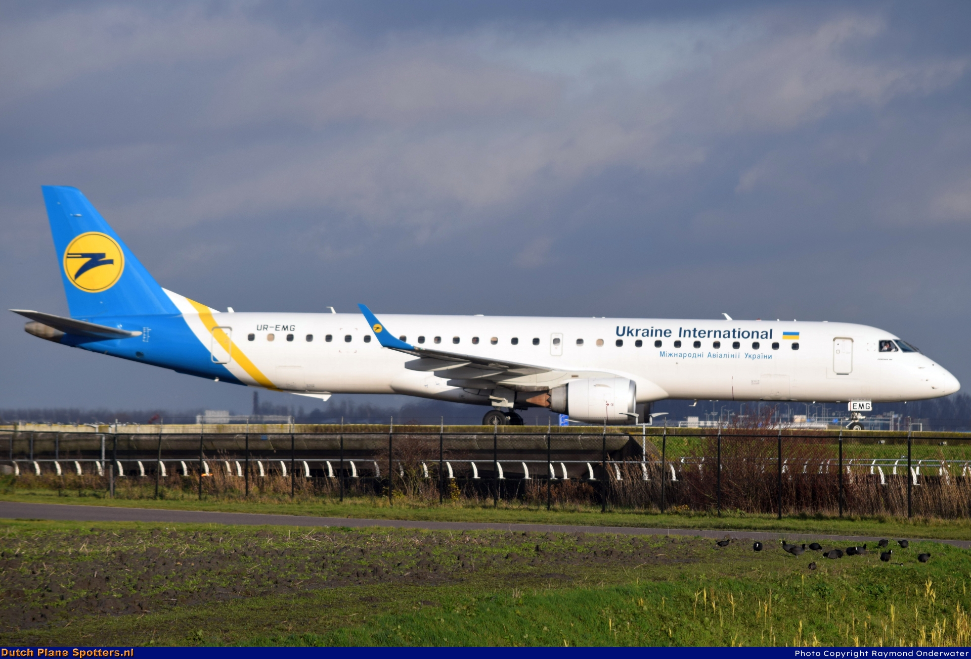 UR-EMG Embraer 195 Ukraine International Airlines by Raymond Onderwater