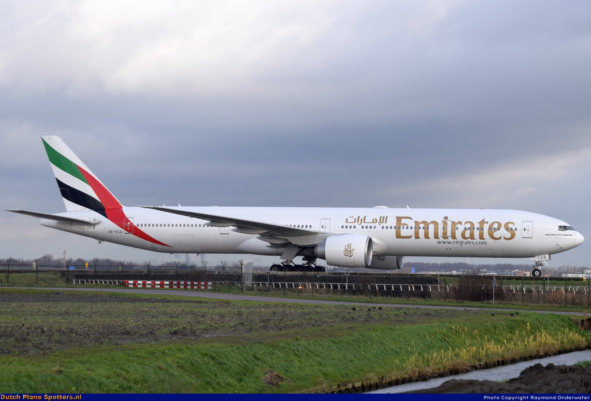 A6-ECQ Boeing 777-300 Emirates by Raymond Onderwater