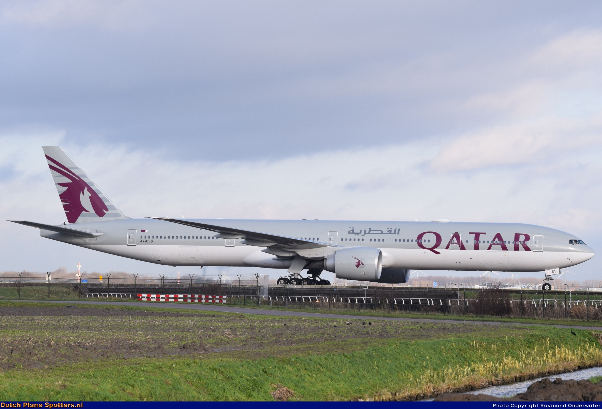 A7-BES Boeing 777-300 Qatar Airways by Raymond Onderwater