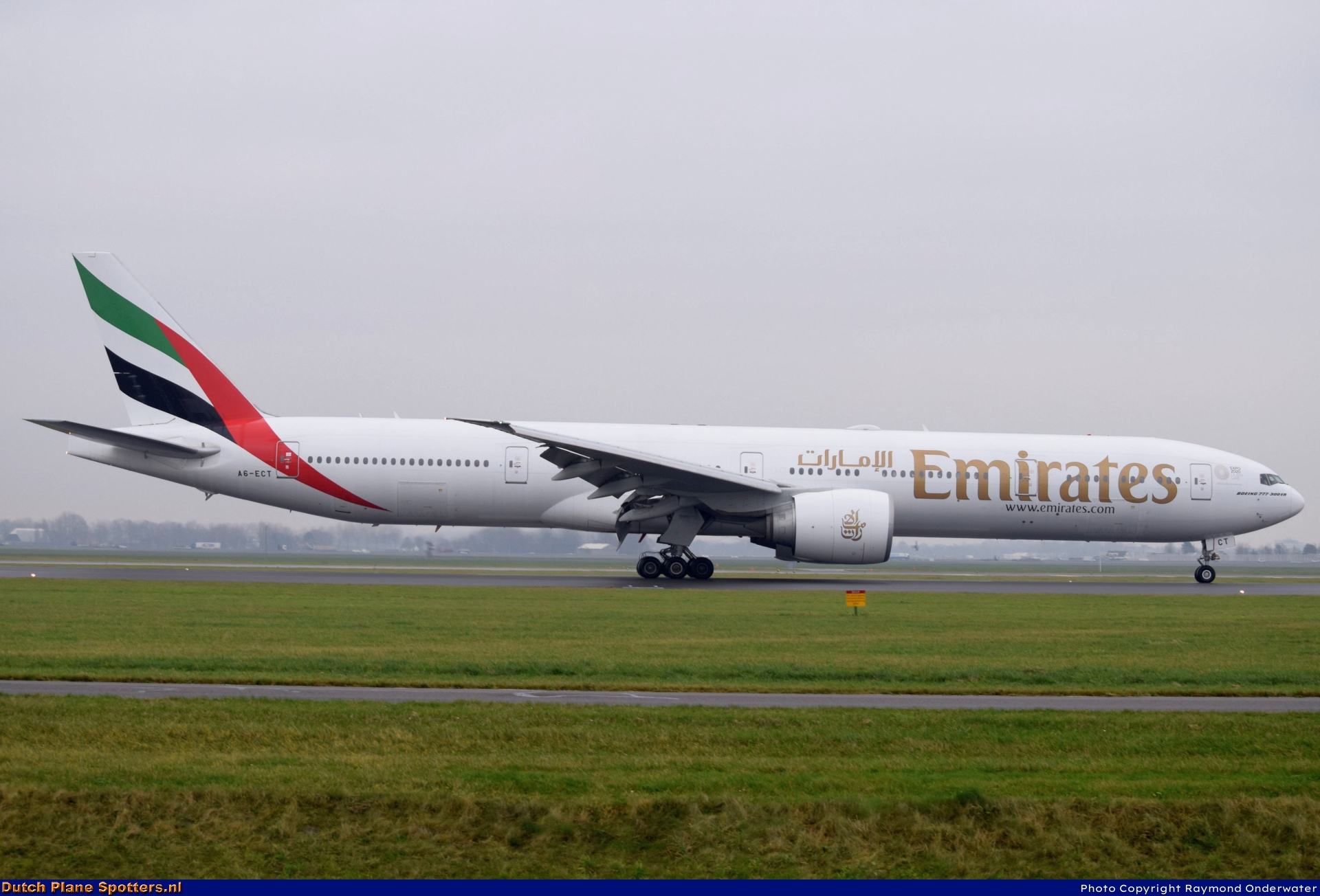 A6-ECT Boeing 777-300 Emirates by Raymond Onderwater