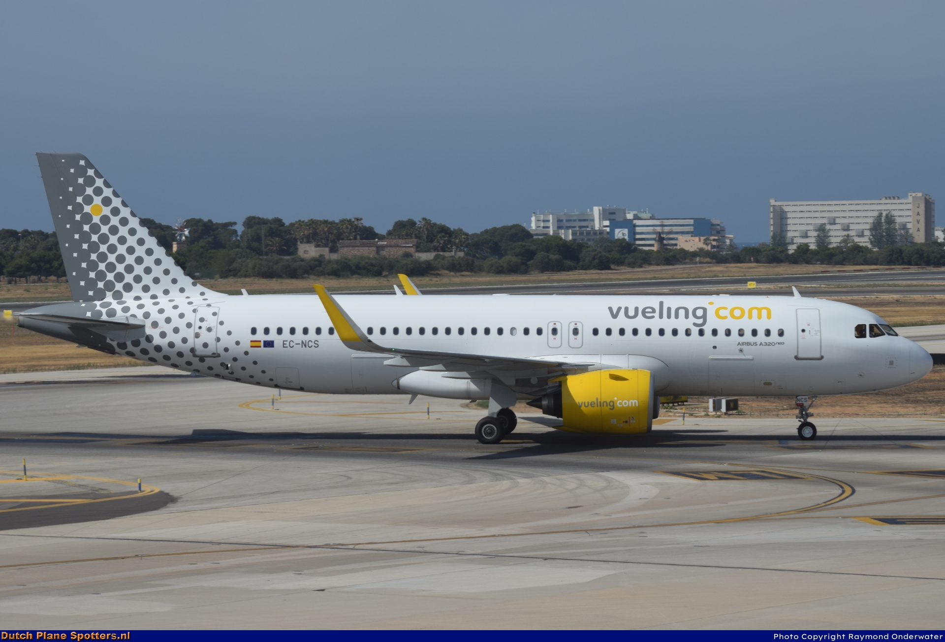 EC-NCS Airbus A320neo Vueling.com by Raymond Onderwater