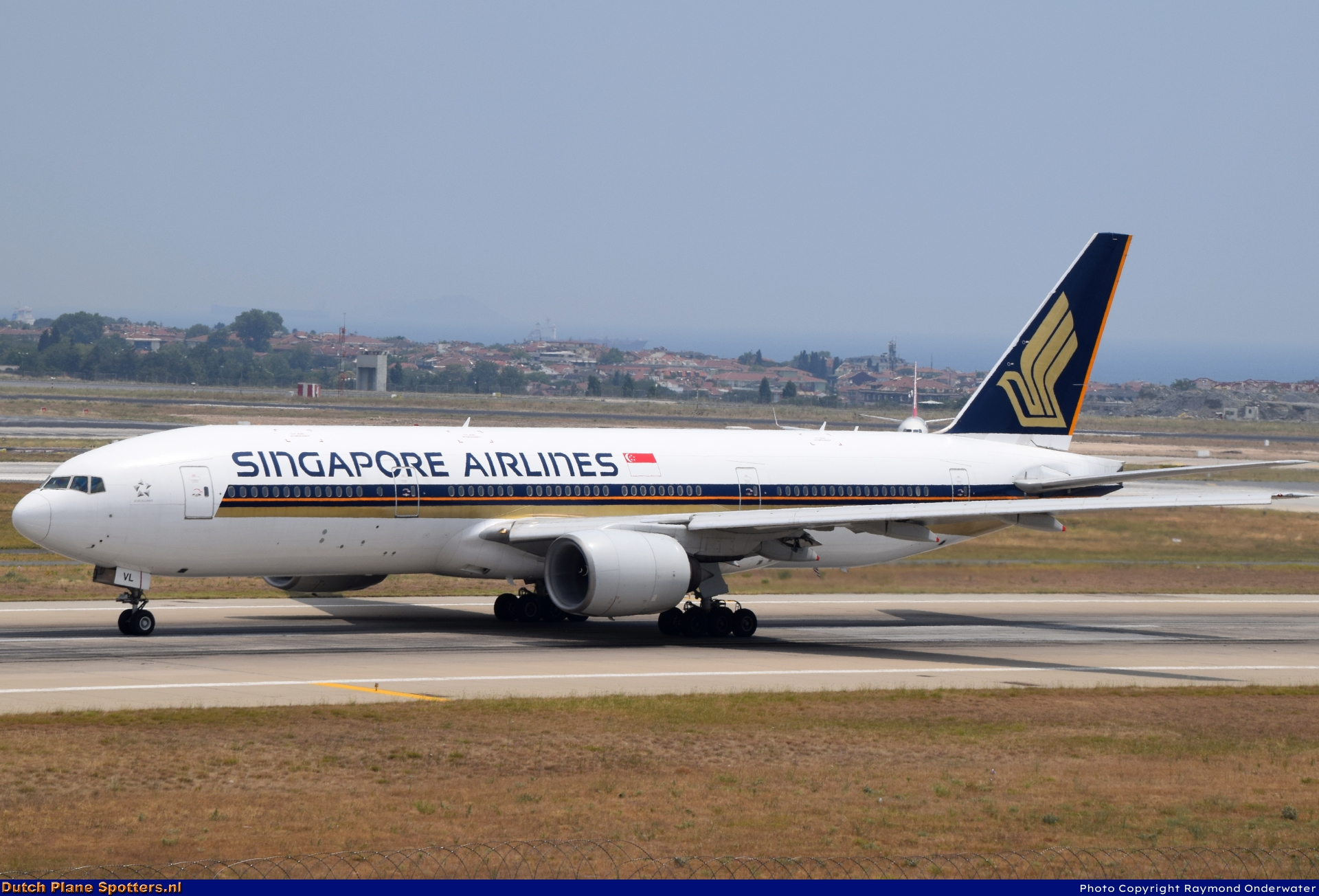 9V-SVL Boeing 777-200 Singapore Airlines by Raymond Onderwater