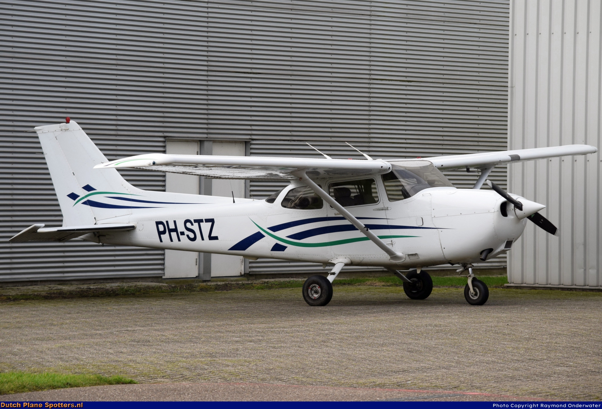 PH-STZ Cessna 172R Skyhawk II Vliegschool Zelf Vliegen by Raymond Onderwater