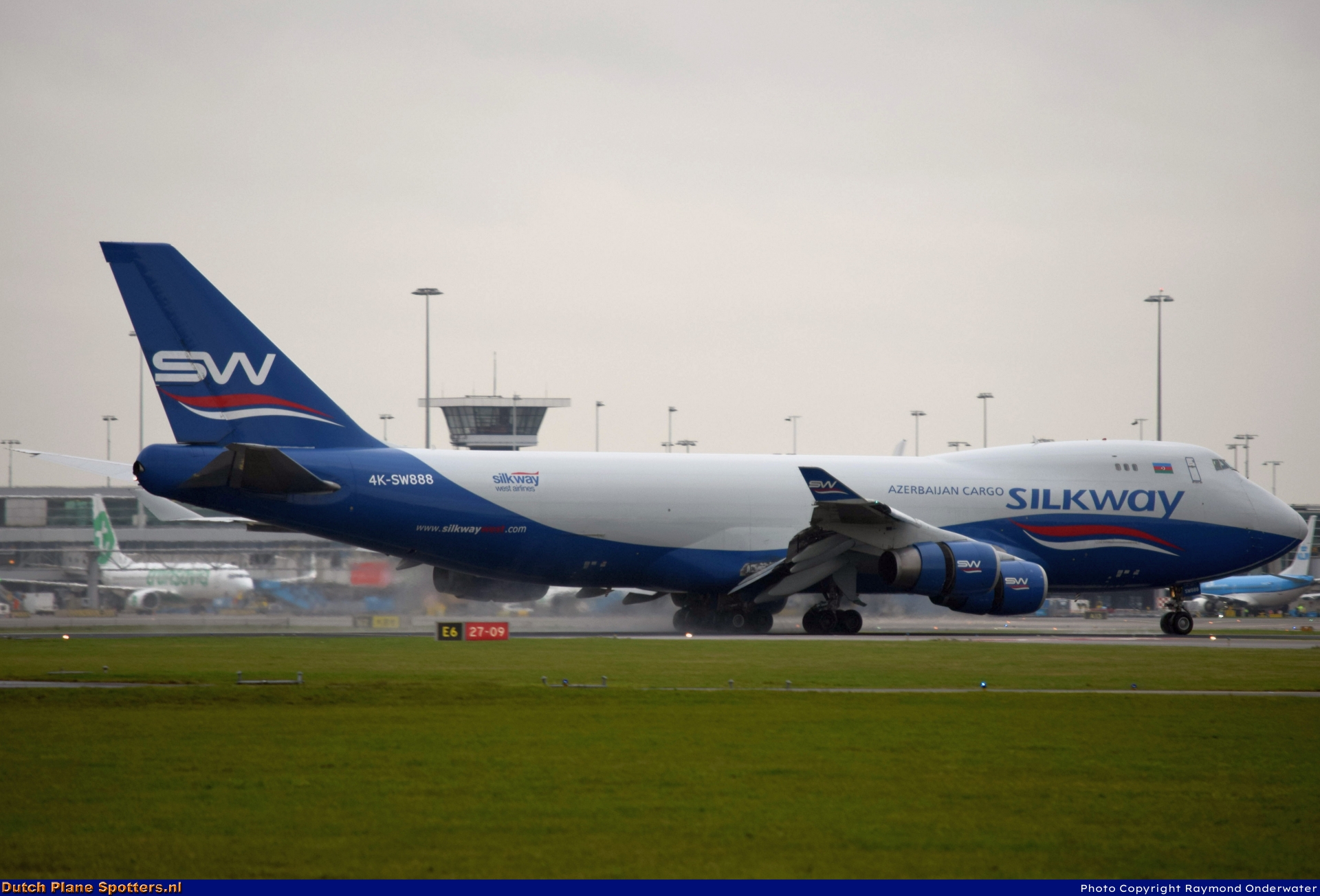 4K-SW888 Boeing 747-400 Silk Way Airlines by Raymond Onderwater