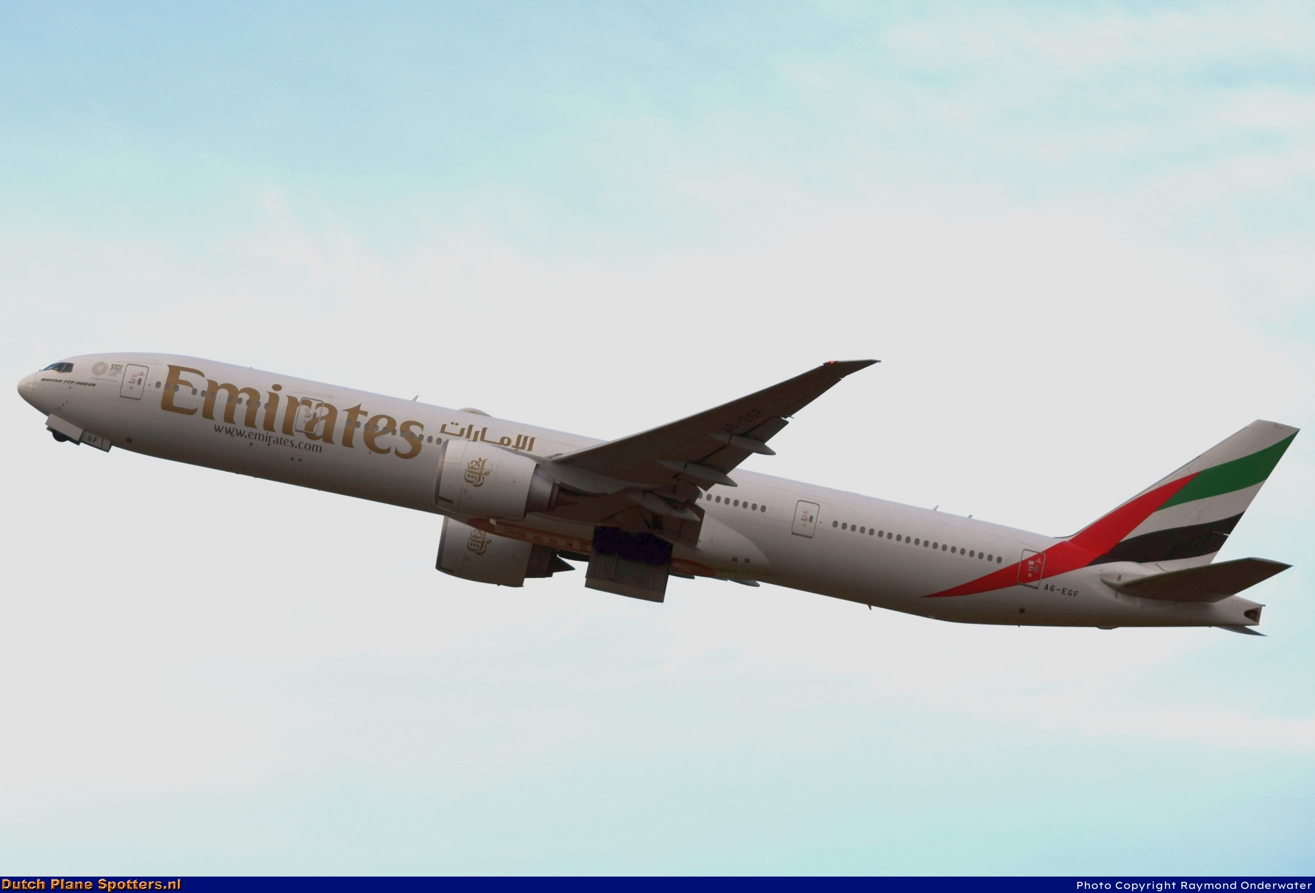 A6-EGF Boeing 777-300 Emirates by Raymond Onderwater