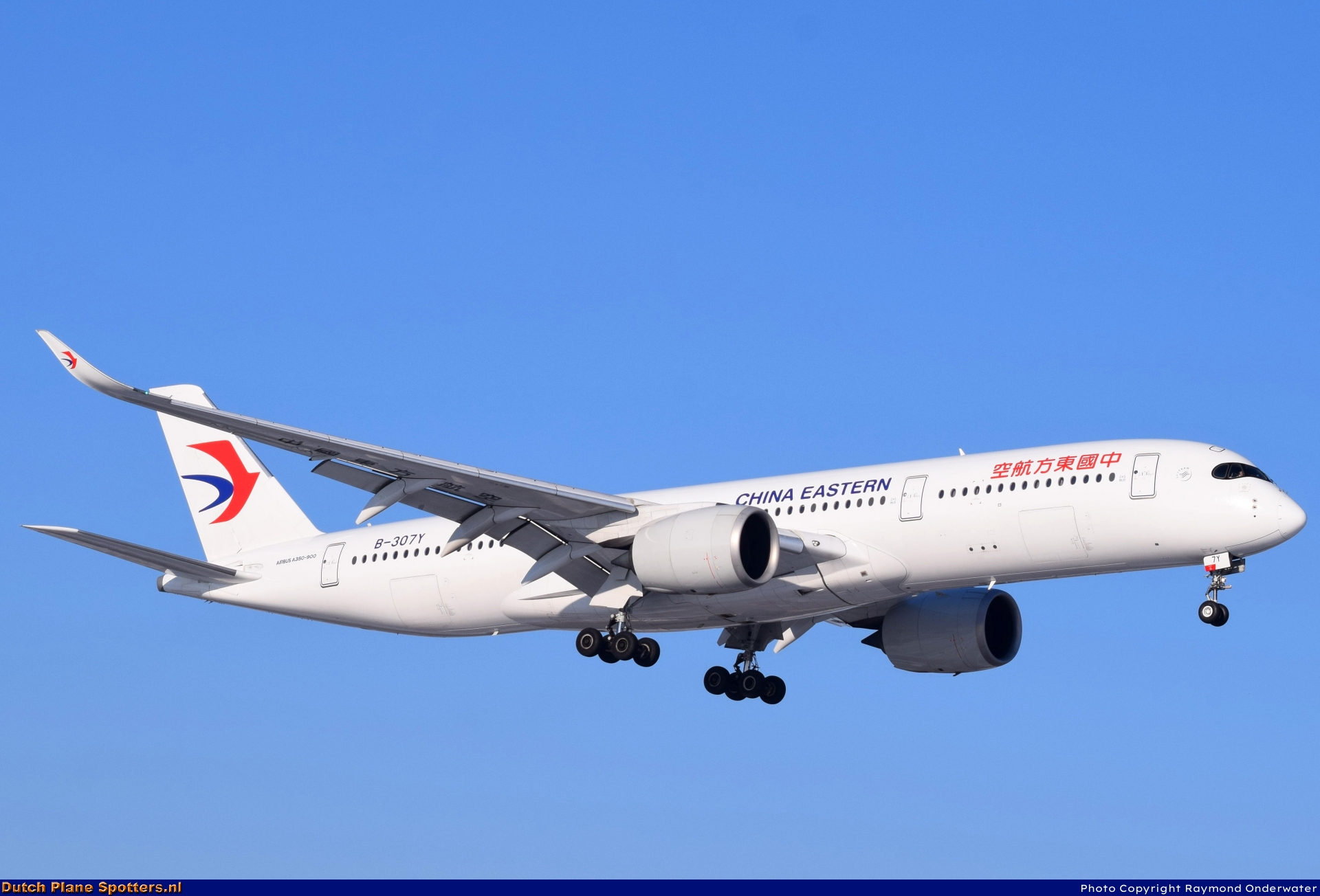 B-307Y Airbus A350-900 China Eastern Airlines by Raymond Onderwater