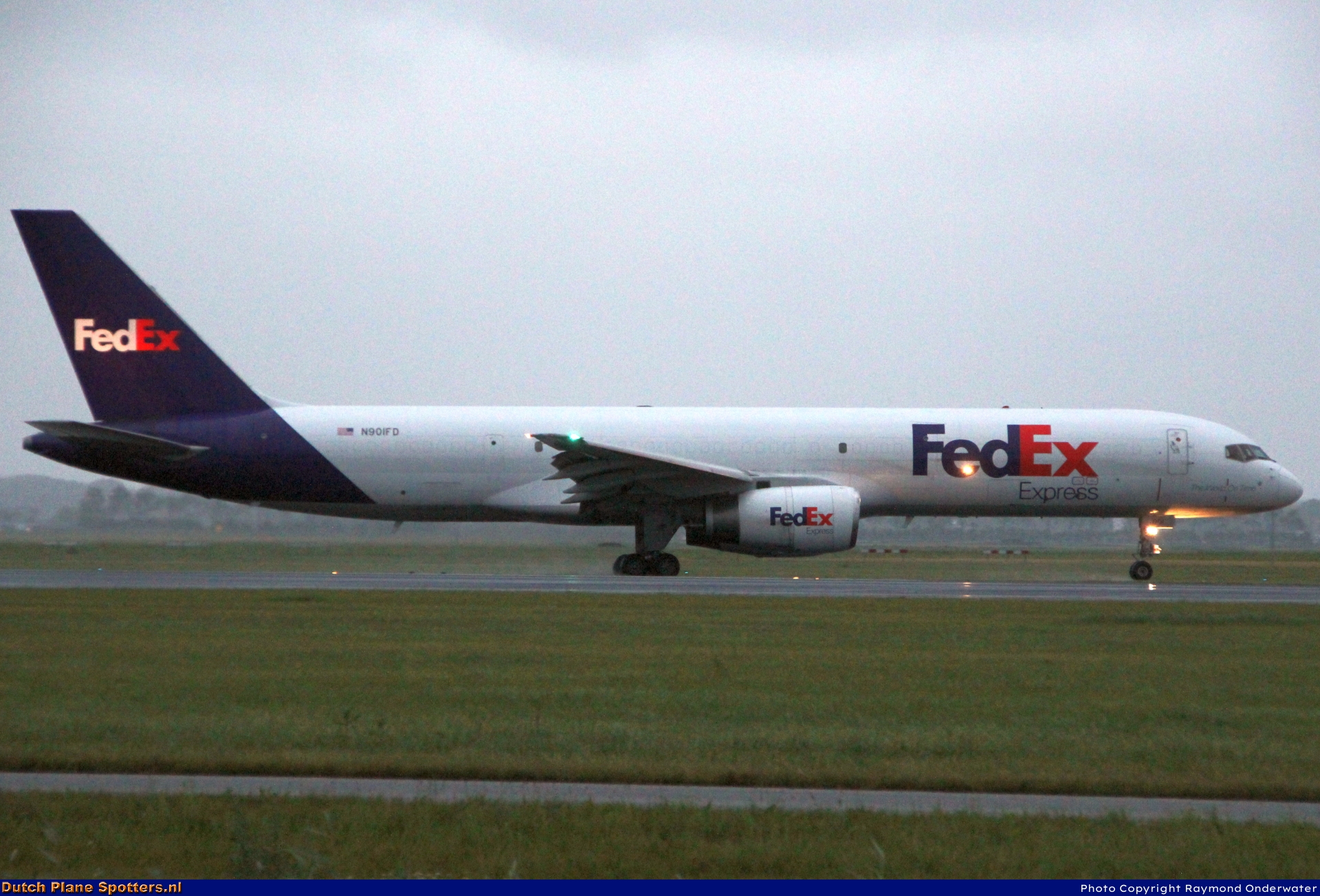 N901FD Boeing 757-200 FedEx by Raymond Onderwater