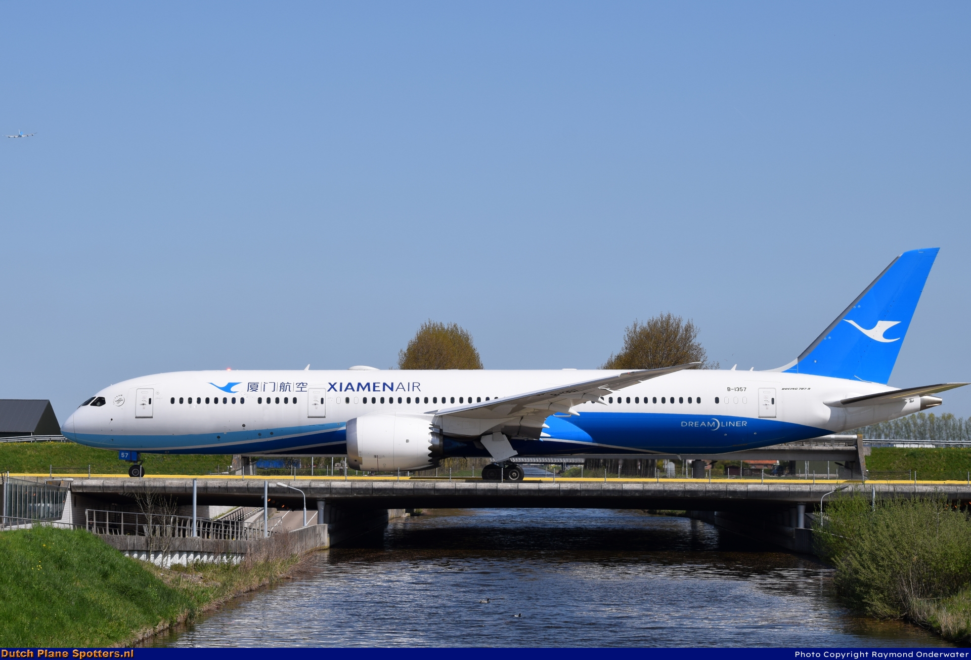 B-1357 Boeing 787-8 Dreamliner Xiamen Airlines by Raymond Onderwater
