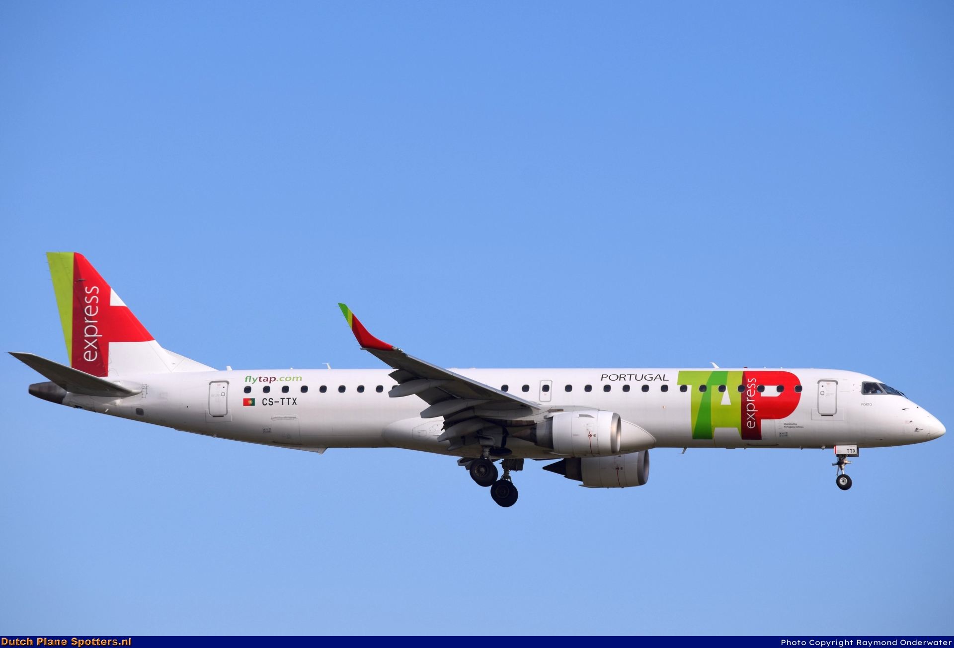 CS-TTX Embraer 195 PGA Portugalia Airlines (TAP Express) by Raymond Onderwater