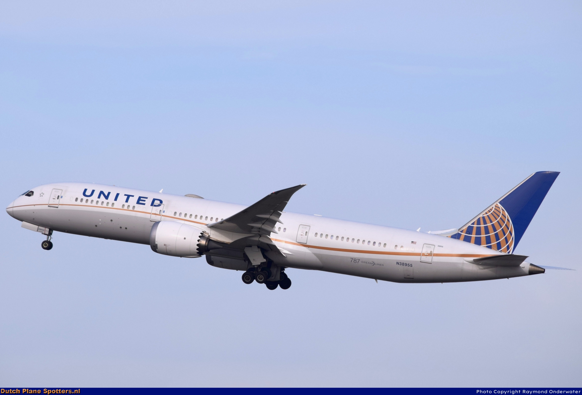 N38955 Boeing 787-9 Dreamliner United Airlines by Raymond Onderwater