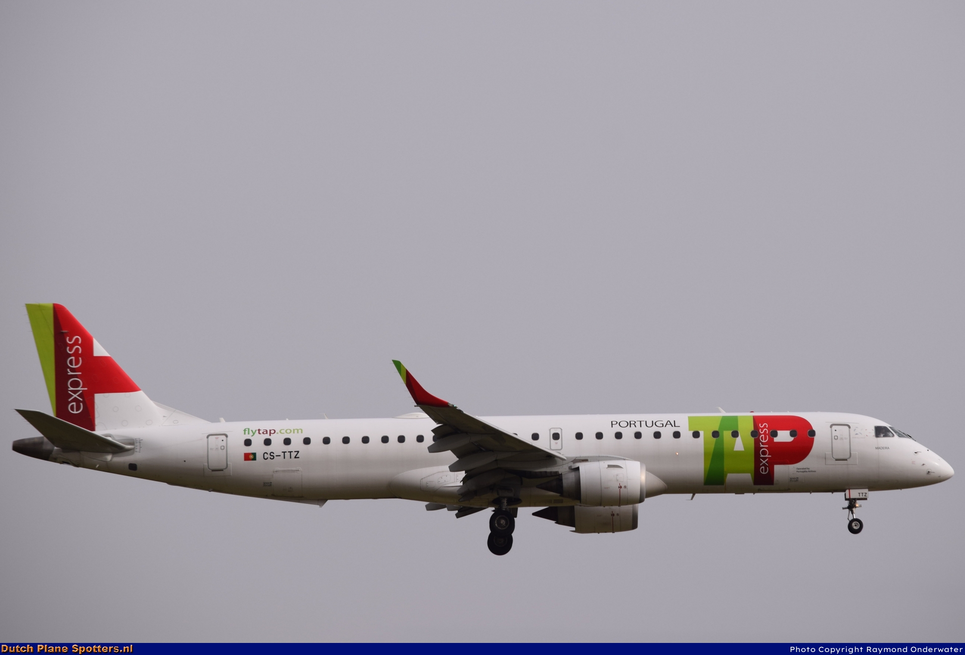 CS-TTZ Embraer 195 PGA Portugalia Airlines (TAP Express) by Raymond Onderwater
